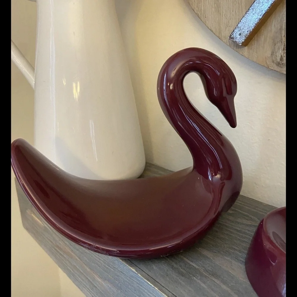New Vintage Vohann of California swan towel holder soap dish Burgandy Moody
